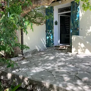 Maisonnette Avec Terrasse Et Patio A Hébergement de vacances